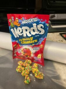 Paquet multicolore de nerds thc gummies croustillants avec bonbons gélifiés